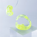 使用限界を超え廃棄されるカプセルトイのカプセルから生まれたオリジナルのアクセサリー「mom(マム)」です。 有限会社三幸の装飾アクリル板製造技術によって作られた、浮遊感のある水中のような表情が美しいアクリル素材を使用。 ミニチュアが入っていたカプセルからインスピレーションを受け、豆型のピースが包み込まれるようにデザインされたイヤーアクセサリーです。 イアーカフとピアス(イアリング)をセパレートで使用できます。KiNaKoとのコラボレーションによって生まれました。 デザイン/KiNaKo