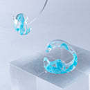 使用限界を超え廃棄されるカプセルトイのカプセルから生まれたオリジナルのアクセサリー「mom(マム)」です。 有限会社三幸の装飾アクリル板製造技術によって作られた、浮遊感のある水中のような表情が美しいアクリル素材を使用。 ミニチュアが入っていたカプセルからインスピレーションを受け、豆型のピースが包み込まれるようにデザインされたイヤーアクセサリーです。 イアーカフとピアス(イアリング)をセパレートで使用できます。KiNaKoとのコラボレーションによって生まれました。 デザイン/KiNaKo