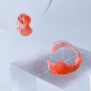 使用限界を超え廃棄されるカプセルトイのカプセルから生まれたオリジナルのアクセサリー「mom(マム)」です。 有限会社三幸の装飾アクリル板製造技術によって作られた、浮遊感のある水中のような表情が美しいアクリル素材を使用。 ミニチュアが入っていたカプセルからインスピレーションを受け、豆型のピースが包み込まれるようにデザインされたイヤーアクセサリーです。 イアーカフとピアス(イアリング)をセパレートで使用できます。KiNaKoとのコラボレーションによって生まれました。 デザイン/KiNaKo