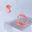 使用限界を超え廃棄されるカプセルトイのカプセルから生まれたオリジナルのアクセサリー「mom(マム)」です。 有限会社三幸の装飾アクリル板製造技術によって作られた、浮遊感のある水中のような表情が美しいアクリル素材を使用。 ミニチュアが入っていたカプセルからインスピレーションを受け、豆型のピースが包み込まれるようにデザインされたイヤーアクセサリーです。 イアーカフとピアス(イアリング)をセパレートで使用できます。KiNaKoとのコラボレーションによって生まれました。 デザイン/KiNaKo