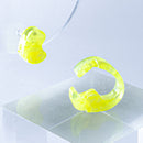 使用限界を超え廃棄されるカプセルトイのカプセルから生まれたオリジナルのアクセサリー「mom(マム)」です。 有限会社三幸の装飾アクリル板製造技術によって作られた、浮遊感のある水中のような表情が美しいアクリル素材を使用。 ミニチュアが入っていたカプセルからインスピレーションを受け、豆型のピースが包み込まれるようにデザインされたイヤーアクセサリーです。 イアーカフとピアス(イアリング)をセパレートで使用できます。KiNaKoとのコラボレーションによって生まれました。 デザイン/KiNaKo