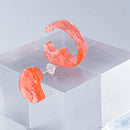 使用限界を超え廃棄されるカプセルトイのカプセルから生まれたオリジナルのアクセサリー「mom(マム)」です。 有限会社三幸の装飾アクリル板製造技術によって作られた、浮遊感のある水中のような表情が美しいアクリル素材を使用。 ミニチュアが入っていたカプセルからインスピレーションを受け、豆型のピースが包み込まれるようにデザインされたイヤーアクセサリーです。 イアーカフとピアス(イアリング)をセパレートで使用できます。KiNaKoとのコラボレーションによって生まれました。 デザイン/KiNaKo