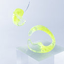 使用限界を超え廃棄されるカプセルトイのカプセルから生まれたオリジナルのアクセサリー「mom（マム）」です。 有限会社三幸の装飾アクリル板製造技術によって作られた、浮遊感のある水中のような表情が美しいアクリル素材を使用。 ミニチュアが入っていたカプセルからインスピレーションを受け、豆型のピースが包み込まれるようにデザインされたイヤーアクセサリーです。 イアーカフとピアス（イアリング）をセパレートで使用できます。KiNaKoとのコラボレーションによって生まれました。 デザイン/KiNaKo 