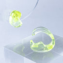 用限界を超え廃棄されるカプセルトイのカプセルから生まれたオリジナルのアクセサリー「mom（マム）」です。 有限会社三幸の装飾アクリル板製造技術によって作られた、浮遊感のある水中のような表情が美しいアクリル素材を使用。 ミニチュアが入っていたカプセルからインスピレーションを受け、豆型のピースが包み込まれるようにデザインされたイヤーアクセサリーです。 イアーカフとピアス（イアリング）をセパレートで使用できます。KiNaKoとのコラボレーションによって生まれました。 デザイン/KiNaKo 