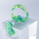 使用限界を超え廃棄されるカプセルトイのカプセルから生まれたオリジナルのアクセサリー「mom（マム）」です。 有限会社三幸の装飾アクリル板製造技術によって作られた、浮遊感のある水中のような表情が美しいアクリル素材を使用。 ミニチュアが入っていたカプセルからインスピレーションを受け、豆型のピースが包み込まれるようにデザインされたイヤーアクセサリーです。 イアーカフとピアス（イアリング）をセパレートで使用できます。KiNaKoとのコラボレーションによって生まれました。 デザイン/KiNaKo