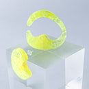 使用限界を超え廃棄されるカプセルトイのカプセルから生まれたオリジナルのアクセサリー「mom（マム）」です。 有限会社三幸の装飾アクリル板製造技術によって作られた、浮遊感のある水中のような表情が美しいアクリル素材を使用。 ミニチュアが入っていたカプセルからインスピレーションを受け、豆型のピースが包み込まれるようにデザインされたイヤーアクセサリーです。 イアーカフとピアス（イアリング）をセパレートで使用できます。KiNaKoとのコラボレーションによって生まれました。 デザイン/KiNaKo