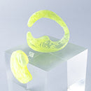 使用限界を超え廃棄されるカプセルトイのカプセルから生まれたオリジナルのアクセサリー「mom（マム）」です。 有限会社三幸の装飾アクリル板製造技術によって作られた、浮遊感のある水中のような表情が美しいアクリル素材を使用。 ミニチュアが入っていたカプセルからインスピレーションを受け、豆型のピースが包み込まれるようにデザインされたイヤーアクセサリーです。 イアーカフとピアス（イアリング）をセパレートで使用できます。KiNaKoとのコラボレーションによって生まれました。 デザイン/KiNaKo 