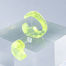 使用限界を超え廃棄されるカプセルトイのカプセルから生まれたオリジナルのアクセサリー「mom（マム）」です。 有限会社三幸の装飾アクリル板製造技術によって作られた、浮遊感のある水中のような表情が美しいアクリル素材を使用。 ミニチュアが入っていたカプセルからインスピレーションを受け、豆型のピースが包み込まれるようにデザインされたイヤーアクセサリーです。 イアーカフとピアス（イアリング）をセパレートで使用できます。KiNaKoとのコラボレーションによって生まれました。 デザイン/KiNaKo 