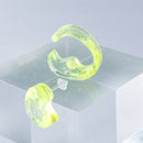 使用限界を超え廃棄されるカプセルトイのカプセルから生まれたオリジナルのアクセサリー「mom（マム）」です。 有限会社三幸の装飾アクリル板製造技術によって作られた、浮遊感のある水中のような表情が美しいアクリル素材を使用。 ミニチュアが入っていたカプセルからインスピレーションを受け、豆型のピースが包み込まれるようにデザインされたイヤーアクセサリーです。 イアーカフとピアス（イアリング）をセパレートで使用できます。KiNaKoとのコラボレーションによって生まれました。 デザイン/KiNaKo 