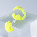 使用限界を超え廃棄されるカプセルトイのカプセルから生まれたオリジナルのアクセサリー「mom（マム）」です。 有限会社三幸の装飾アクリル板製造技術によって作られた、浮遊感のある水中のような表情が美しいアクリル素材を使用。 ミニチュアが入っていたカプセルからインスピレーションを受け、豆型のピースが包み込まれるようにデザインされたイヤーアクセサリーです。 イアーカフとピアス（イアリング）をセパレートで使用できます。KiNaKoとのコラボレーションによって生まれました。 デザイン/KiNaKo 