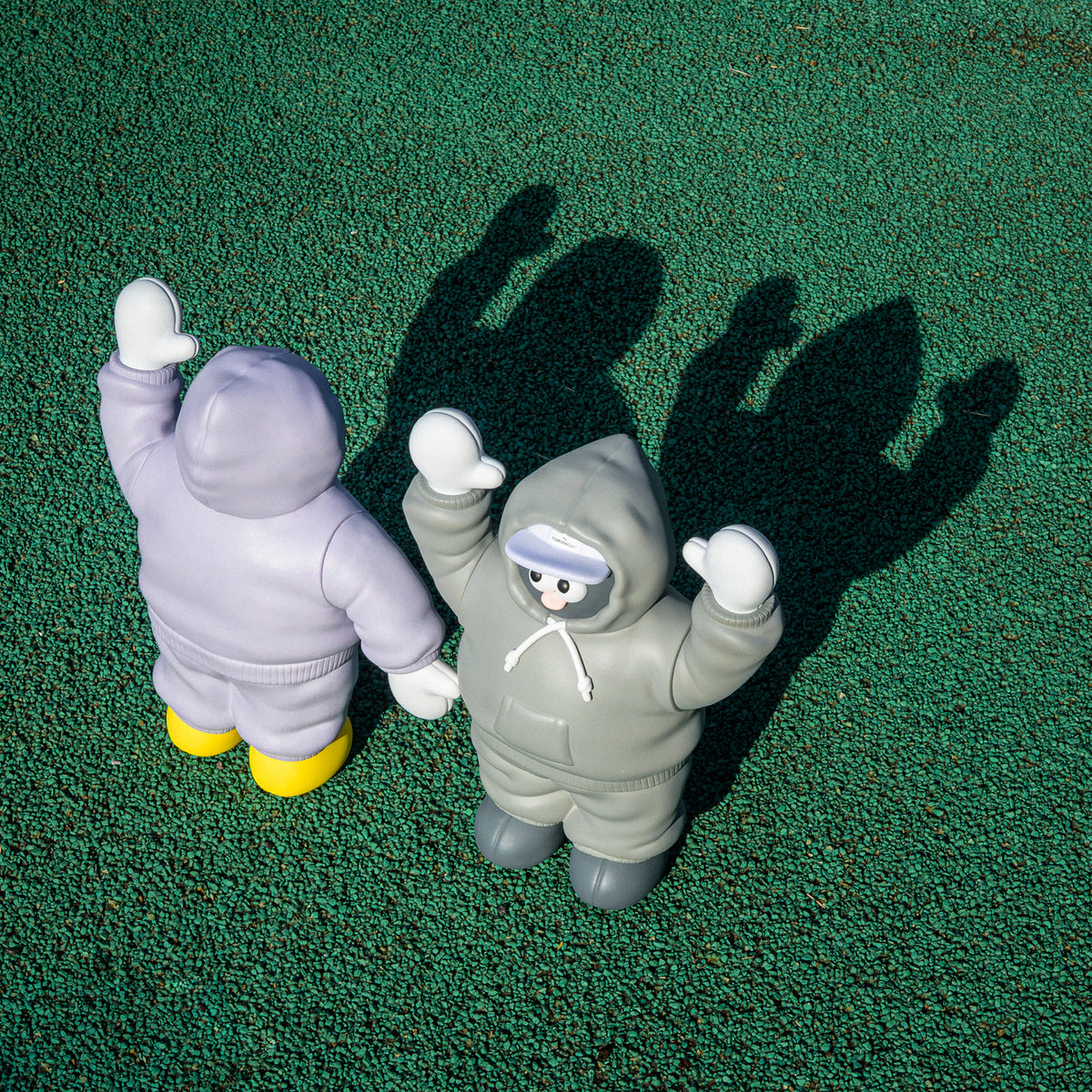 1 A soft vinyl friend wearing a sweatshirt!/The TOMODACHI!