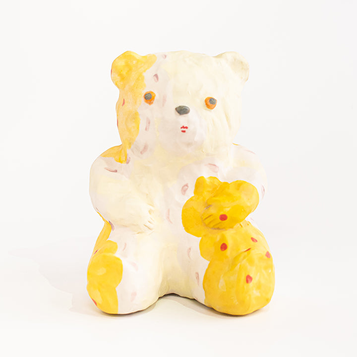 Sitting bear / Hikaru Masuda