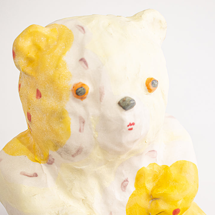 Sitting bear / Hikaru Masuda