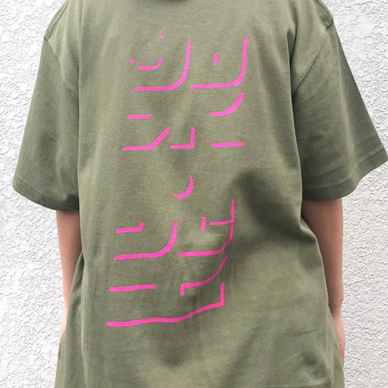 VINYL グラフィックTシャツ / MOSUKI(モスキ)/ 架空/オリーブ
